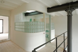  Mit gebogenen Trockenbauwänden und Glasbausteinen individuell gestaltetes Badezimmer in einer der Loftwohnungen 