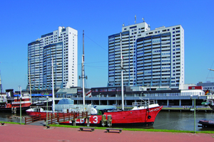  Das Columbus-Center in Bremerhaven an der Ostseite des Alten Hafens ist ein Wahrzeichen der Stadt; die drei Hochhaustürme enthalten 555 Wohnungen 