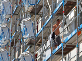  Mit dem Imbag-System werden Bauplatten und Dämmmaterialien in Taschen direkt am Gerüst befestigtFotos: Knauf / Ralf Heikaus 