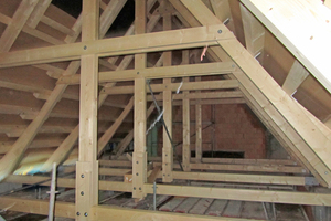  Den Dachstuhl der Scheune errichteten die Zimmerleute wieder aus Dreiecksbindern, die Anzahl musste allerdings gemäß der Statik verdoppelt werden
 