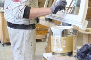  Anstrich alter Holzfenster mit Leinölfarbe von Kreidezeit Naturfarben in der Werkstatt der Firma Kramp & Kramp in Lemgo Foto: Thomas Wieckhorst 