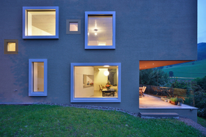  Große, nicht öffenbare Fenster, treten aus der Fassade heraus 