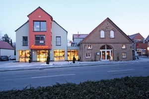  Neu neben alt: Da das aus Feldbrandklinkern 1884 erbaute Ackerbürgerhaus (rechts im Bild) denkmalgeschützt ist, erfolgte der Farbanstrich des Neubaus (links im Bild) in enger Absprache mit dem DenkmalamtFotos: Thomas Wieckhorst 