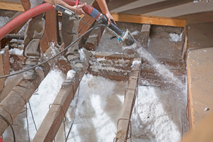  An aufsteigenden Bauteilen war es nötig, ?Supafil Loft Plus? feucht aufzublasen 