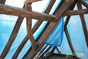  Mit großem handwerklichen Geschick wurden die Sparren des Mansard-Walmdaches aufgedoppelt, um eine ebenmäßige Dachfläche zu erreichen  
