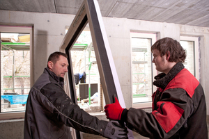  Mit dem Multifunktionsband am Blendrahmen setzen die Handwerker das komplette Fenster gegen die Vormauerung in die neue Laibung, die von der Fenstermontagezarge gebildet wirdFotos: Tremco illbruck 