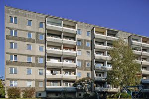  Die Plattenbau-Siedlung in der Heinriche-Mann-Straße in Neustrelitz vor Beginn der Sanierungsarbeiten 