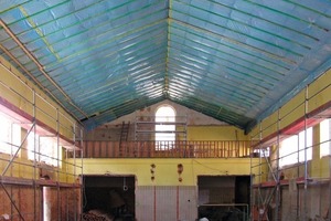  Die neue Dachkonstruktion erhielt eine 18 cm dicke Wärmedämmung aus Mineralwolle, unter der die Handwerker die Dampfsperre verlegtenFotos: Ohlmeier Architekten BDA 