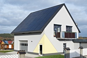  Einfamilienhaus in Gerhardshofen mit Photovoltaik-System Solesia Heidelberg: hier erbringen 132 PV-Module eine Jahresleistung von 862,7 kWh/kWpFotos: Dirk Messberger, Nürnberg / Eternit AG 