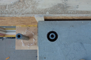  Detail der Deckenmontage: Der Verbindungsdorn greift in das ­Deckenelement, die Fuge wird später mit Beton vergossen 