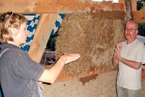  In die Gefache werden hier Strohballen geklemmt, die anschließend von beiden Seiten mit Lehm verputzt werden 