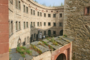  Das Sichtmauerwerk der Festung verfugten die Handwerker neu im Trockenspritzverfahren mit Trasskalkmörtel 