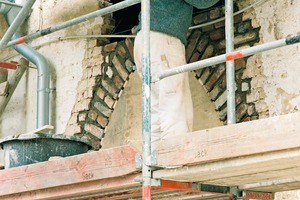  Bild auf gegenüberliegender Seite: Die Maurer stellten die zum Teil nur noch als Fragmente wiederentdeckten gotischen Fensterbögen mit Hilfe von Maurerlehren wieder her 