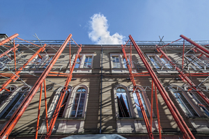  Mittels der Peri Variokit Fachwerkkonstruktion wurde die 12 m hohe, denkmalgeschützte Westfassade auf knapp 50 m Länge während der gesamten Baumaßnahme zuverlässig abgestützt Fotos: Peri 