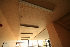  Rechts: Holzoberflächen erzeugen Atmosphäre und sind robust für den Schulbetrieb 