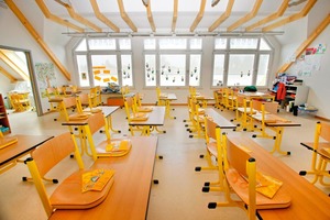  In den neuen Klassenzimmern der Konrad-Grundschule in Haar verlegten die Handwerker auf dem Trockenestrich Linoleum 