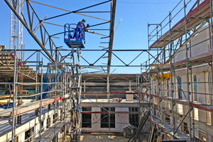  Um das neue Dach zu tragen, mussten die alten Stahlbinder an mehreren Stellen verstärkt und erneuert werden Fotos: Westphal Architekten 