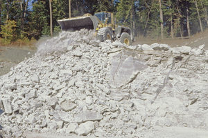  Während die Werke in Peitz und Lippendorf neben Kraftwerken angesiedelt sind und REA-Gips verarbeiten, wird das Ausgangsmaterial in Hartershofen im nahen Steinbruch abgebaut... 