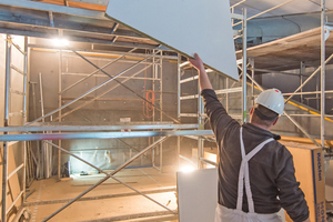  Zwischen die Enden der gebogenen Betonschalen schraubten die Handwerker Steinwolleplatten an die abgehängte Metallunterkonstruktion unter der Decke 