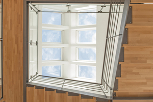  Dachfenster über dem sich bis zum Dach hin öffnenden Treppenbereich versorgen die umgebaute Scheune bis hinunter ins Erdgeschoss mit viel natürlichem Licht Foto: Velux Deutschland GmbH 