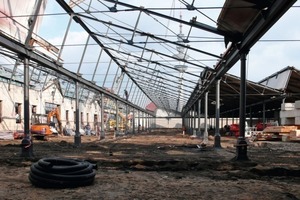  Das alte Pfettendach der Viehmarkthallen ist hier bereits entfernt. Nur die Stahlkonstruktion der Sheddächer und die Ziegelaußenwände sind stehen geblieben 