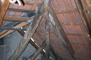  Dachraum im Fachwerkhaus vor der Sanierung 