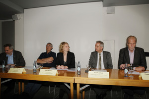  Pressekonferenz zu Beginn der Reinigung in der Dominformation Domkapitular Rolf-Peter Cremer, Dombaumeister Helmut Maintz, Pressesprecherin der UNESCO-Komission Katja Römer, Leiter Kärcher-Kultursponsoring Frank Schad, Pressesprecher Bistum Aachen Franz K 