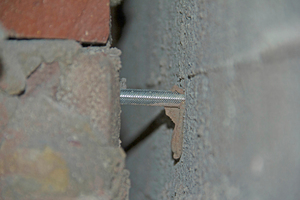  Das Verblendmauerwerk wurde in einigen Bereichen mit Ankerstangen in Verbindung mit dem Injektionsmörtel FIS V 360 S, im Tragwerk gesichert, ohne dass diese später sichtbar sind 