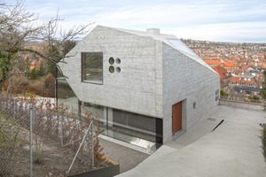  Wie ein riesiger bearbeiteter Fels wirkt das im vergangenen Jahr fertiggestellte und für den Mies van der Rohe Award 2015nominierte Einfamilienhaus H36 am Rand des Stuttgarter Talkessels Fotos: Roland Halbe 