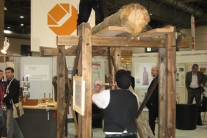  Die Verarbeitung von Holz ist auf der denkmal in Leipzig nicht nur Thema auf zahlreichen Vortragsveranstaltungen, sondern wird in den lebendigen Werkstätten auch auf den Messeständen gezeigtFotos: Thomas Wieckhorst 