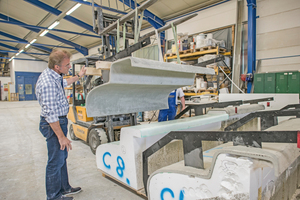  Die Betonschalen wurden im CEton-Werk in Raubling mit dem Gabelstapler vom Formblock aus Styropor abgehoben 