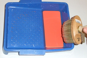  Streichbürste in Farblasur eintauchen, abstreifen und auf einem Karton abwischen 