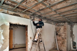  Rechts: Unter die alten Decken montierten die Handwerker Metallprofile für eine freitragende Trockenbaudecke 