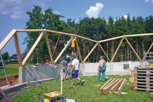  Auf das fast kreisrunde Fundament errichteten Zimmerer und Tischler der Stadtwerke Hartberg Bau- und Immobilien GmbH Schritt für Schritt die Holzkonstruktion der Glaskuppel 