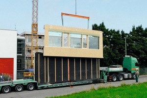  Oben links: Und wieder rollt ein Stück neue Fassade für die Buchloer Realschule an 