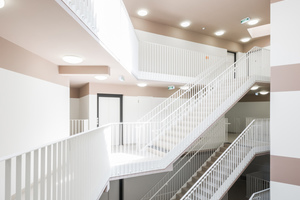  35 Wohnungen werden von breiten, von Wiener Gründerzeit-Stiegenhäusern inspirierten Treppen, erschlossen 