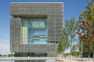  Der "Zauberwürfel" der neuen ThyssenKrupp Konzernzentrale in Essen bei Tag 