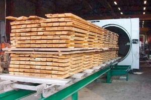  Oben links: Bei der Wärmebehandlung wird das vorgetrocknete Holz in einem geschlossenen System auf bis zu 250° C erhitzt 