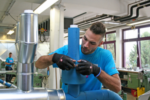  Daniel Petrovic, Bronzemedaillengewinner im Gewerk der Wärme-, Kälte- und Schallschutzisolierer, bei Rohrisloierungsarbeiten 