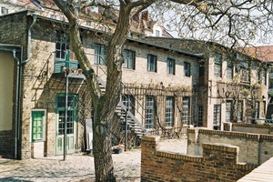  Die Remise im Hinterhof in Potsdam-Babelsberg vor der Umnutzung 