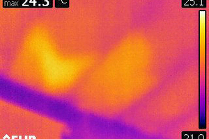  Die ?T420bx? ist empfindlich genug, um im Sommer Bereiche zu erkennen, in denen Wärme durch fehlende Dämmung von den darunter liegenden Zimmerdecken in den Dachhohlraum entweichen kann 