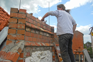  Justus Maly mauert das Giebelfeld auf … 