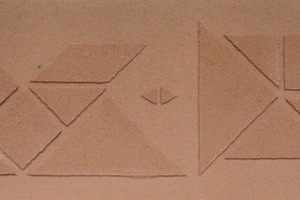  Einfache, wirkungsvolle Ornamente: Die chinesischen Tangram-Formen eignen sich gut für eine variable, zurückhaltende Schablonierung 