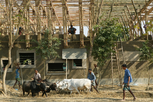  Preisgekrönte Lehmschule in Bangladesch, geplant von Ziegert, Roswag, Seiler Architekten IngenieureFoto: Kurt Hörbst 
