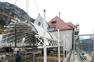  Das Dach hängt am Kran: Die einzelnen Elemente des Tonnendachs waren bei der Anlieferung mit Stahl-Trapezblechen bekleidet<br /><span class="bildnachweis">Foto: Marcus Ebener</span> 