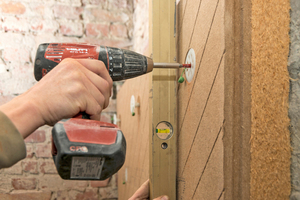  Die Platten befestigten die Handwerker mit jeweils acht Dübeln und Schrauben 