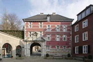  Die historische Hauptfassade des Abteitors von Westen, vom Marktplatz aus gesehen Fotos: Robert Mehl 