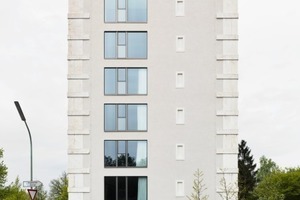  Nach Abschluss der Umbauarbeiten zu Beginn dieses Jahres wirkt die Fassade des Hochbunkers mit ihrer Kombination aus den neuen großen dreigeteilten Aluminiumfenstern und den kleinen „schießschartenartigen“ Gewänden der blinden Fenster daneben wie endlich  