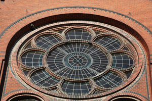  Sanierte Rosette mit zum Teil neuen Formsteinen an einer Kirche in LeipzigFoto: Lutz Reinboth 