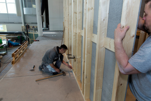  Die Wände der Duschkabinen wurden als beidseitig mit 1 x 12,5 mm Powerpanel H2O beplankte Holzrahmenkonstruktion in den Werkstätten der Holzbau Büker GmbH vorgefertigt und vor Ort nur noch montiert 